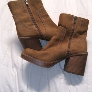 Universal Thread Tan Heeled Boots
